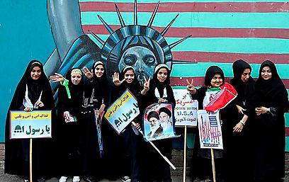 הפגנה באיראן ביום השנה להשתלטות על שגרירות ארה"ב (AP) (AP)