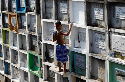 בית קברות בקומות במנילה בפיליפינים (צילום: רויטרס) (צילום: רויטרס)