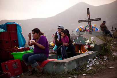 אוכלים ושותים על הקבר בלימה, פרו (צילום: AP) (צילום: AP)