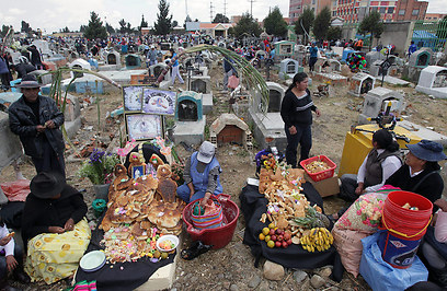 בית הקברות בעיירה אל אלטו שבבוליביה (צילום: EPA) (צילום: EPA)