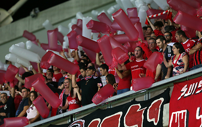 אוהדי הפועל תל אביב צובעים את יציעי האצטדיון החדש באדום (צילום: אורן אהרוני) (צילום: אורן אהרוני)
