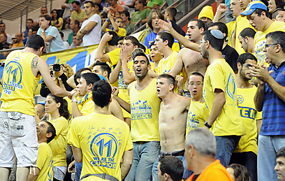 האוהדים הצהובים ממלאים את רוממה. רצו לחזור לנצח בליגה (צילום: ראובן כהן) (צילום: ראובן כהן)