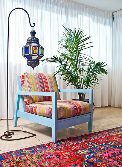 כיסא ישן נצבע ורופד מחדש ולידו מנורה מרוקאית עומדת (צילום: זיו שדה) (צילום: זיו שדה)