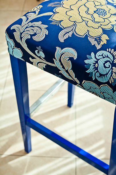 כיסא בר ישן נצבע בכחול ורופד בבד מרוקאי עם נגיעות זהב (צילום: זיו שדה) (צילום: זיו שדה)