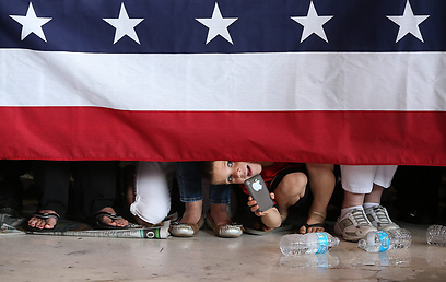 ילד צופה ברומני באירוע בפלורידה (צילום: AFP) (צילום: AFP)