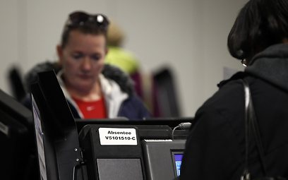 הצבעה מוקדמת ממוחשבת בקולומבוס, אוהיו (צילום: רויטרס) (צילום: רויטרס)