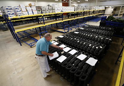 מכונות להצבעה ממוחשבת עוברות בדיקה לפני שהן נשלחות לצפון קרוליינה (צילום: רויטרס) (צילום: רויטרס)