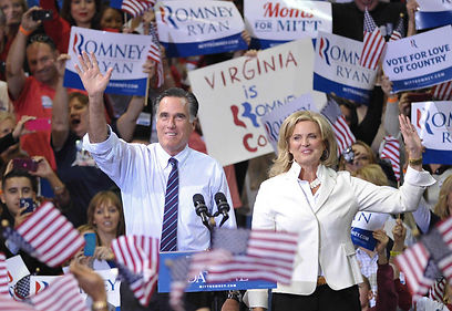 אן ומיט רומני התקבלו בתשואות בווירג'יניה, אחת המדינות המתנדנדות (צילום: AFP) (צילום: AFP)