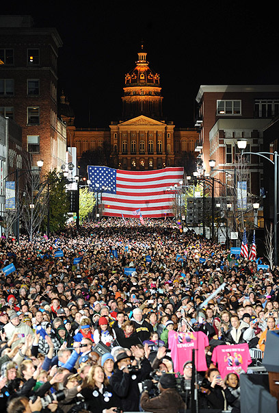 אלפים באו לשמוע את אובמה באיווה, אף היא מדינה מתנדנדת (צילום: EPA) (צילום: EPA)