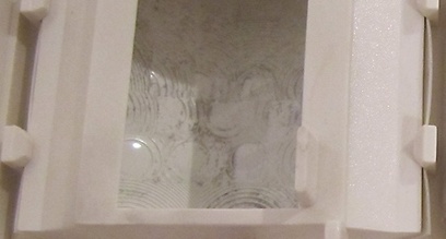 עדשות פרנל בחלון הפלסטיק של גלאי הנפח  (צילום: עידו גנדל) (צילום: עידו גנדל)