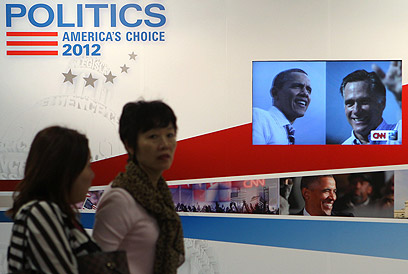 פרסומת בהונג קונג לשידור חי ב-CNN של הבחירות (צילום: AFP) (צילום: AFP)