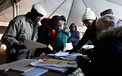 מצביעים באוהל בניו יורק (צילום: AP)