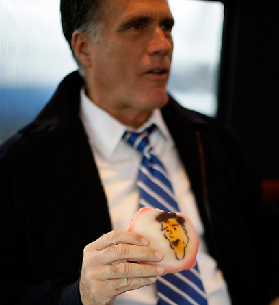 רומני אוכל עוגייה בדמותו באוהיו (צילום: AP) (צילום: AP)