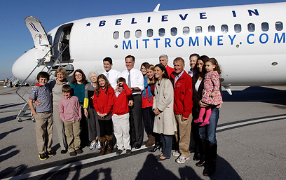 רומני וראיין עם תומכים בשדה התעופה בקליבלנד (צילום: AP) (צילום: AP)