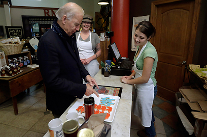 ביידן קונה עוגיות חמורים, סמל המפלגה הדמוקרטית, בוויסקונסין (צילום: AP) (צילום: AP)