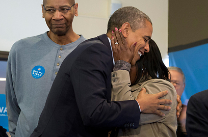 אובמה מתחבק עם תומכיו. נותר בעירו שיקגו ביום המכריע (צילום: AP) (צילום: AP)