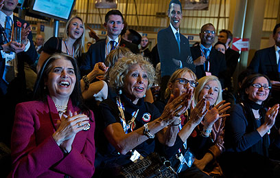 תומכי אובמה צופים בהכרזה על תוצאות הבחירות (צילום: AFP) (צילום: AFP)