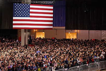 תומכי אובמה בשיקגו. אות לחגיגות (צילום: EPA) (צילום: EPA)