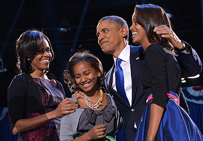 הנקמה בדרך? אובמה חוגג עם בנות משפחתו (צילום: AFP) (צילום: AFP)