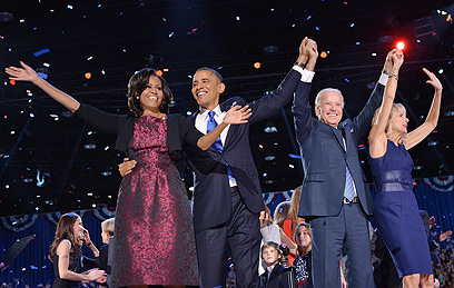 בני הזוג ביידן ובני הזוג אובמה בתמונת הניצחון (צילום: AFP) (צילום: AFP)