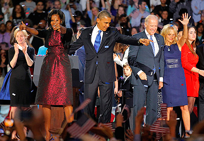 נשארים בבית הלבן. משפחות אובמה וביידן (צילום: AP) (צילום: AP)