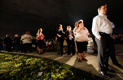 הצביעו עד השעות הקטנות של הלילה. תור ארוך מחוץ לקלפי במיאמי (צילום: AP) (צילום: AP)