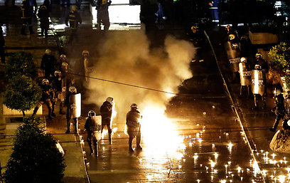 בשבוע שעבר בערו הרחובות בעקבות אישור צעדי הצנע. אתונה (צילום: AP) (צילום: AP)