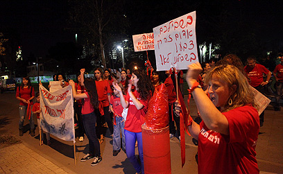 תושבי עוטף עזה בתל אביב. "בשבילכם אדום זה צבע" (צילום: מוטי קמחי) (צילום: מוטי קמחי)