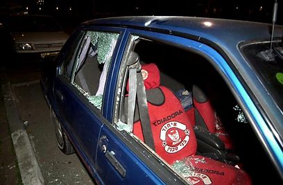 2004. שמשת רכב מנופצת בקריית אליעזר (צילום: רוני שיצר) (צילום: רוני שיצר)