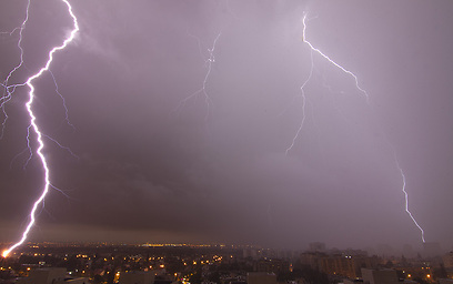 סופת ברקים ורעמים מעל גני תקווה (צילום: ורד גלעד פרידמן ) (צילום: ורד גלעד פרידמן )