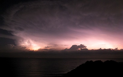 חוף פלמחים בסערה (צילום: שי אגם) (צילום: שי אגם)