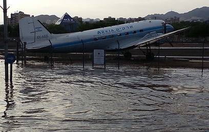 נמל התעופה נסגר בגלל הצפה ()