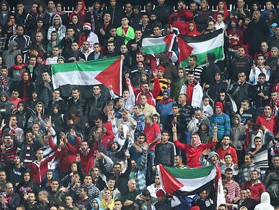 אוהדי בני סכנין מניפים את דגלי פלסטין ביציע (ראובן שוורץ) (ראובן שוורץ)