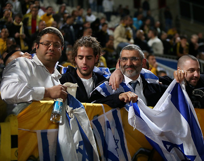 איש הימין מיכאל בן ארי עם דגל ישראל ביציע (ראובן שוורץ) (ראובן שוורץ)