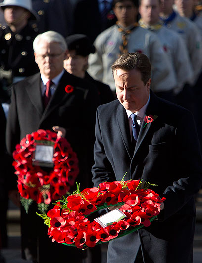 ראש הממשלה קמרון מניח זר בלונדון (צילום: AFP) (צילום: AFP)