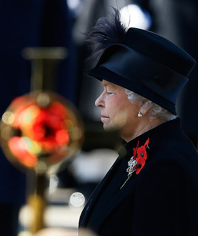 המלכה בדקת דומייה (צילום: AP) (צילום: AP)