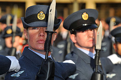 אנשי חיל האוויר המלכותי בטקס בסקוטלנד (צילום: רויטרס) (צילום: רויטרס)