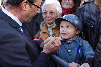 נשיא צרפת משוחח עם ילד שהתחפש לחייל מלחמת העולם הראשונה (צילום: AFP) (צילום: AFP)