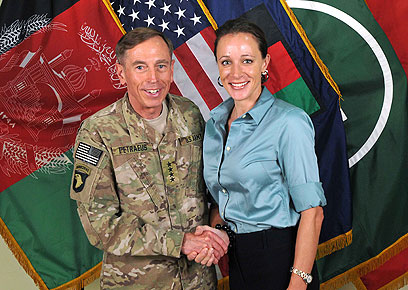 הגנרל והמאהבת. פטראוס וברודוול (צילום: ISAF NATO, AFP) (צילום: ISAF NATO, AFP)