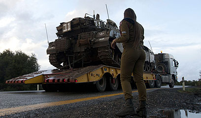 כוחות שריון באזור האירוע בגולן  (צילום: AFP) (צילום: AFP)