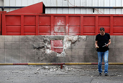 רקטה שנפלה במפעל בשדרות (צילום: AP) (צילום: AP)