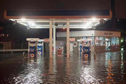 תחנת דלק מוצפת מים, בסמוך לגואנאס (צילום: רוייטרס) (צילום: רוייטרס)