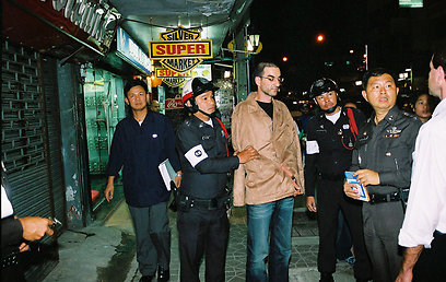 אלי כהן בידי משטרת בנגקוק (צילום: תאי ראט   ) (צילום: תאי ראט   )
