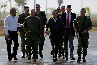 שר הביטחון ברק בסיור עם קצינים בכירים בדרום (צילום: רויטרס) (צילום: רויטרס)