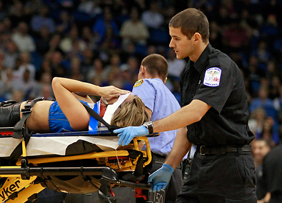 ג'יימי ווד נלקחת לבית החולים אחרי שנפצעה (צילום: AP) (צילום: AP)