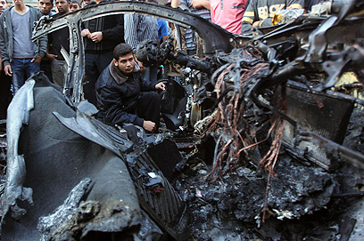 מכוניתו של ג'עברי עלתה באש. התקיפות המשיכו (צילום: רויטרס) (צילום: רויטרס)
