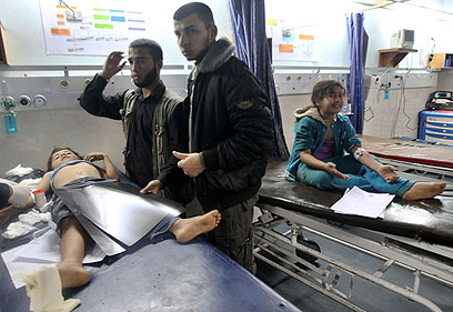 ילדים בבית החולים בעזה (צילום: רויטרס) (צילום: רויטרס)