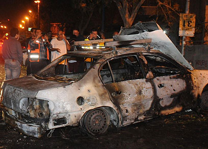 מכונית שספגה פגיעה בבאר שבע, הערב (צילום: הרצל יוסף) (צילום: הרצל יוסף)