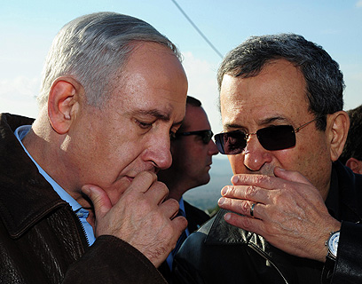 שר הביטחון ברק וראש הממשלה נתניהו. יורו על כניסה קרקעית? (צילום: getyimages) (צילום: getyimages)
