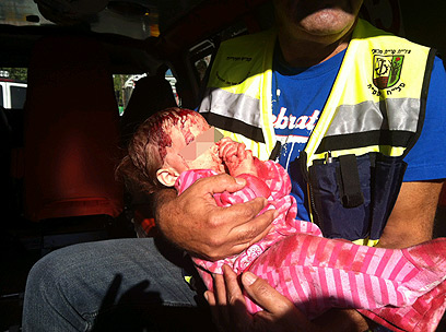 תינוקת שנפצעה בקריית מלאכי, הבוקר (צילום: גדעון רחמים) (צילום: גדעון רחמים)